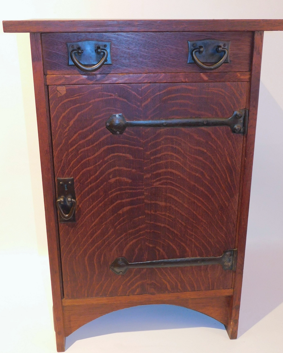 A New Jersey collector paid $6,222 for this Gustav Stickley smoker’s stand that was designed by Harvey Ellis around 1904. Like many of the other Arts and Crafts pieces, it was from a Martha’s Vineyard estate. ($ ,000)