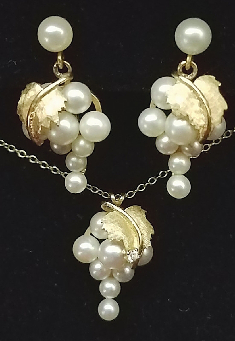 Chicago-area dealers Gregg Stokes and George Zukowski sold this Twentieth Century grape cluster demi parure of cultured pearl earrings and necklace with 14K gold leaves. Black Scottie Antiques, Inc., Grayslake, Ill.