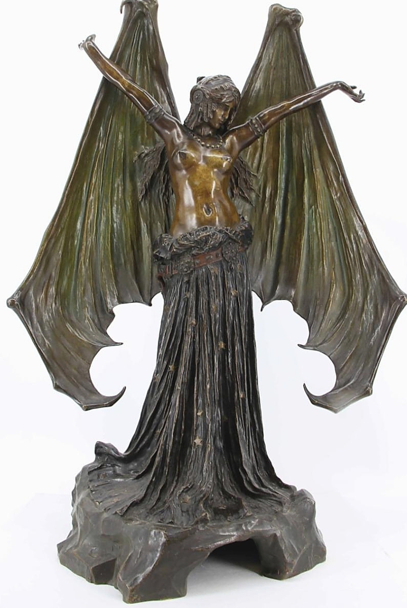 Bringing the top price in the sale was this 33-inch-tall bronze “Le Vampire (‘La Chauve-Souris’)” by Agathon Leonard (French, 1841-1923) from a New York City estate. It was pursued by international and American bidders on no fewer than ten phone lines and online; an American bidder on the phone bagged it for $475,000 ($100/150,000).