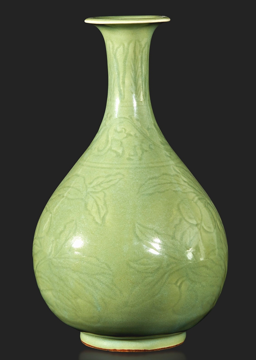 This Chinese Longquan incised celadon-glazed bottle vase, Yuhuchunping, Ming dynasty, Fifteenth Century achieved $69,300 and the third highest price in the sale. Farina said it was a really wonderful piece in very good condition. An international buyer was the winning bidder ($20/30,000).