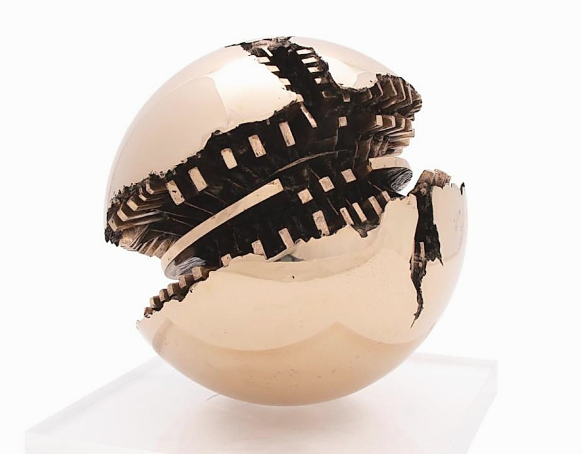 A phone bidder from Ireland beat out four competing phone bidders, all from Italy, to take “Sfera” by Arnaldo Pomodoro (Italian, b 1926) to $181,500, the top price in the sale ($80/120,000).