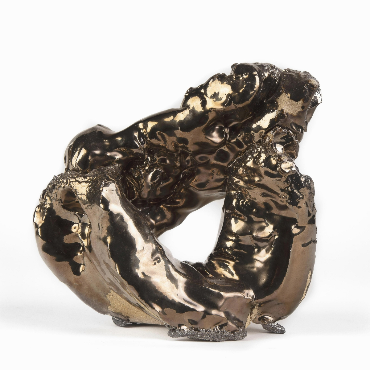Highest among any ceramic work in the sale was a sculpture from multidisciplinary artist Lynda Benglis (b 1941). The untitled work sold for $14,160.