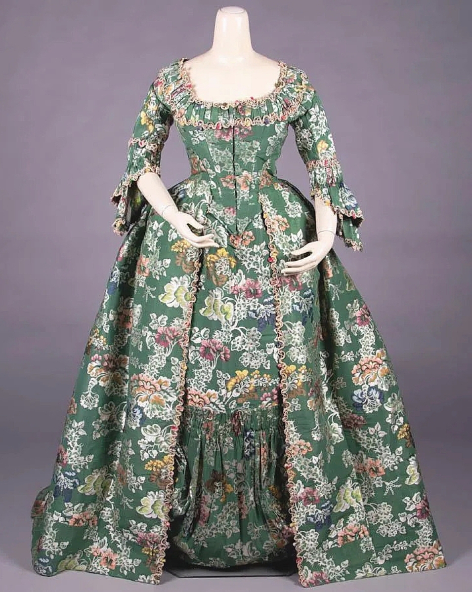 The sale’s top lot was a fabulous open robe and petticoat made from Spitalfields silk with provenance to importer and retailer Faith Savage Waldo. It sold for $15,000 to an American institution. Augusta Auction Co’s Julia Ricklis pointed to the condition of the gown, which retained most of its original form, as well as its colorful floral pattern.