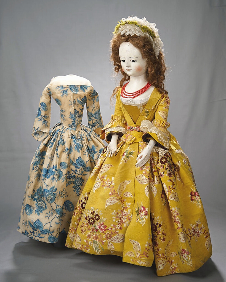 Rarity, condition and provenance were all critical aspects of this circa 1740 20-inch-tall English wooden doll with extensive trousseau that had been in a prominent museum collection and was — in the words of Florence Theriault — an “extraordinary survivor.” Bringing $287,500 from an American private collector, it achieved top lot status and may have set a record for an early English wooden doll ($30/40,000).