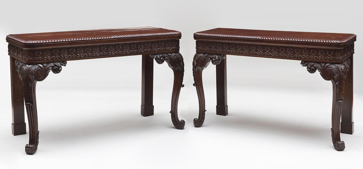 “Those were just absolutely fantastic, with wonderful mahogany,” Colin Stair enthused about this pair of George IV carved mahogany console tables that Smith had acquired from Kevin Delahunty Antiques in Calne, Wiltshire, England. The pair brought $19,680 from a decorator on the West Coast; it was the second highest price of the sale ($3/5,000).