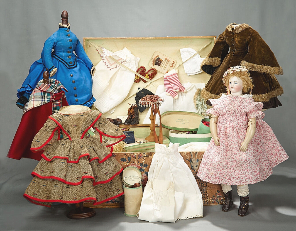 To complete the third highest prize at $ 44,850, this French biscuit doll from Adélaïde Huret was accompanied by her Huret trousseau in the original box.  It was consigned by the seller of the first lot of the sale ($ 22/28,000).