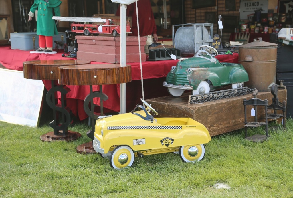 Brimfield’s Solo Show Brimfield Auction Acres Opens Alone In May