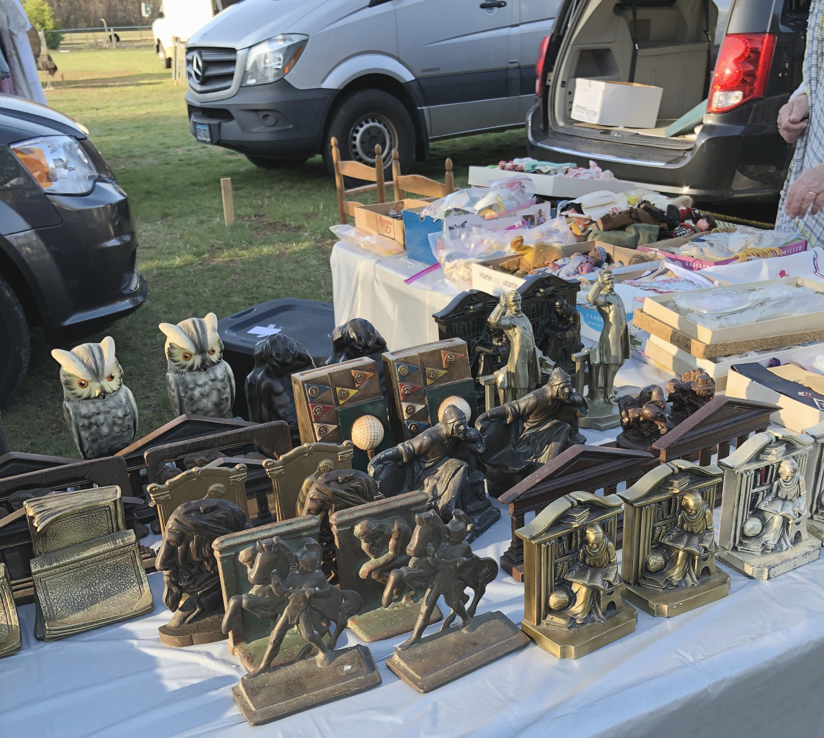 Rod and Bev Schena, Newton, N.H., had a collection of inexpensive bookends, priced between $20 and $30 a pair. They also had a collection of reasonably priced advertising tins.