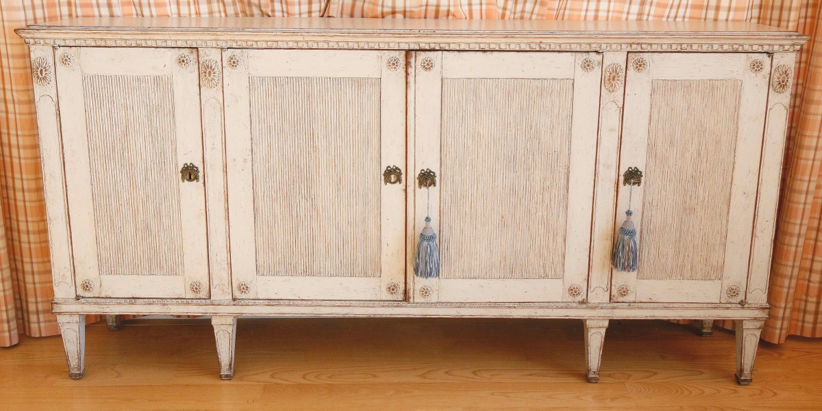 A white-washed finish augmented this Nineteenth Century Continental sideboard, which brought the sale’s top price of $21,250 from a private collector bidding online ($400/600).