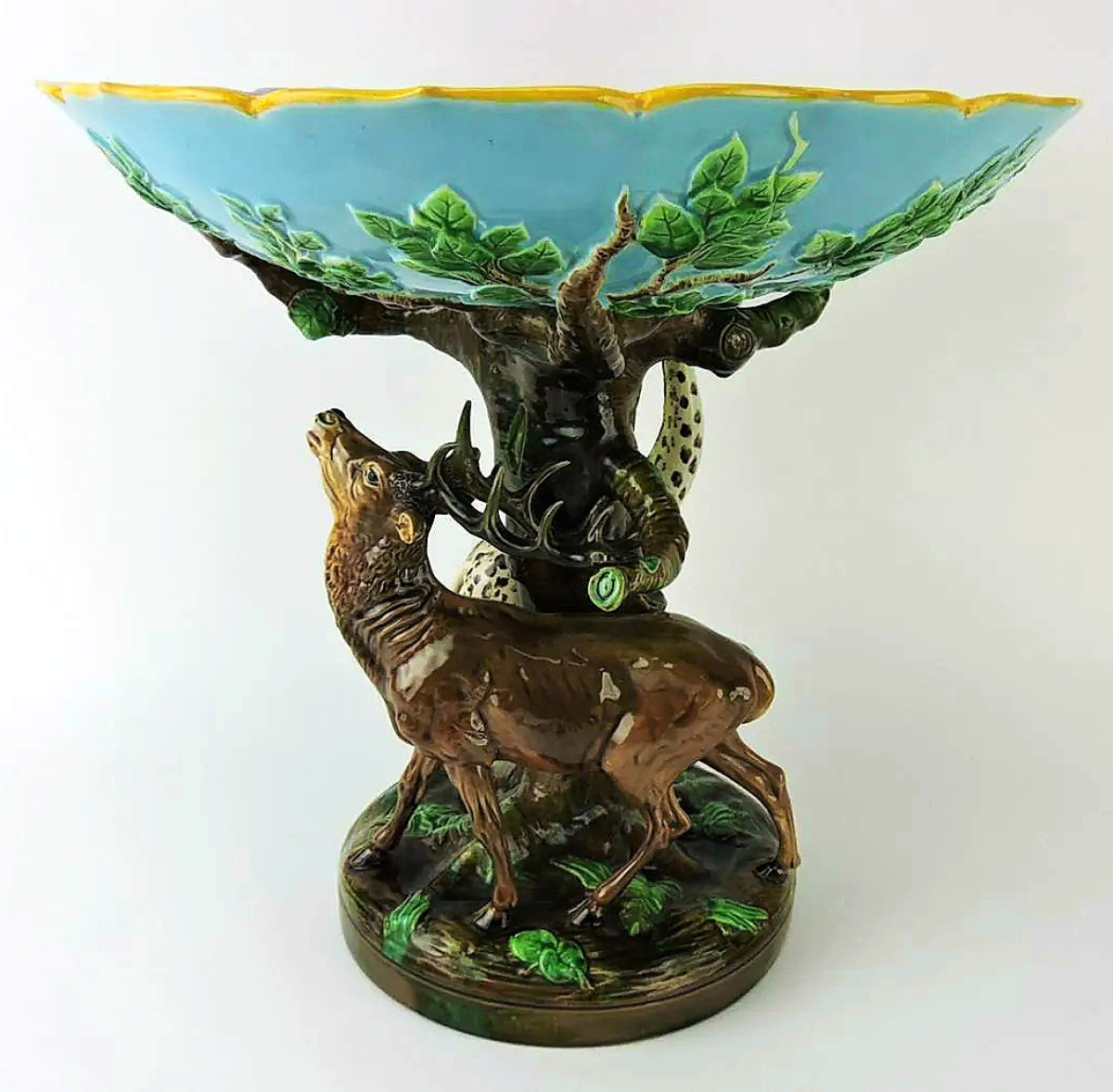 The top lot in the sale was a centerpiece from George Jones’ “Continents” series. It was larger than the other two Jones “Continents” compotes in the sale and all were from the collection of Ann and Robert Fromer. This example represented a sort of introduction to the series with animals from different continents, though the other compotes featured animals native to their respective continents. It went out at $23,730.