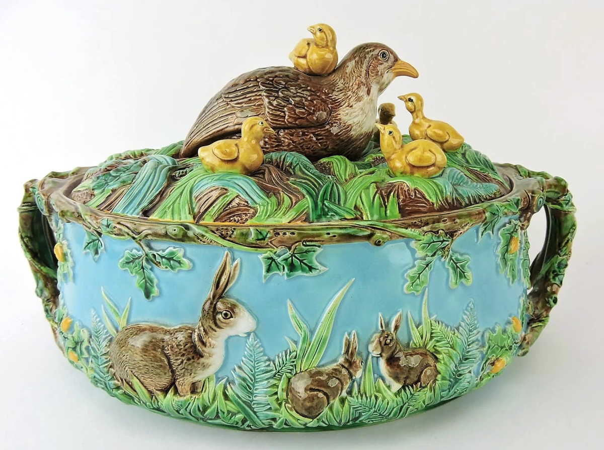 Strawser called the “Full Nest” game tureen by George Jones “iconic,” noting its illustration on the cover of Karmason’s and Stacke’s 1989 title Majolica: A Complete History And Illustrated Survey. Bidders chased it to $14,160.