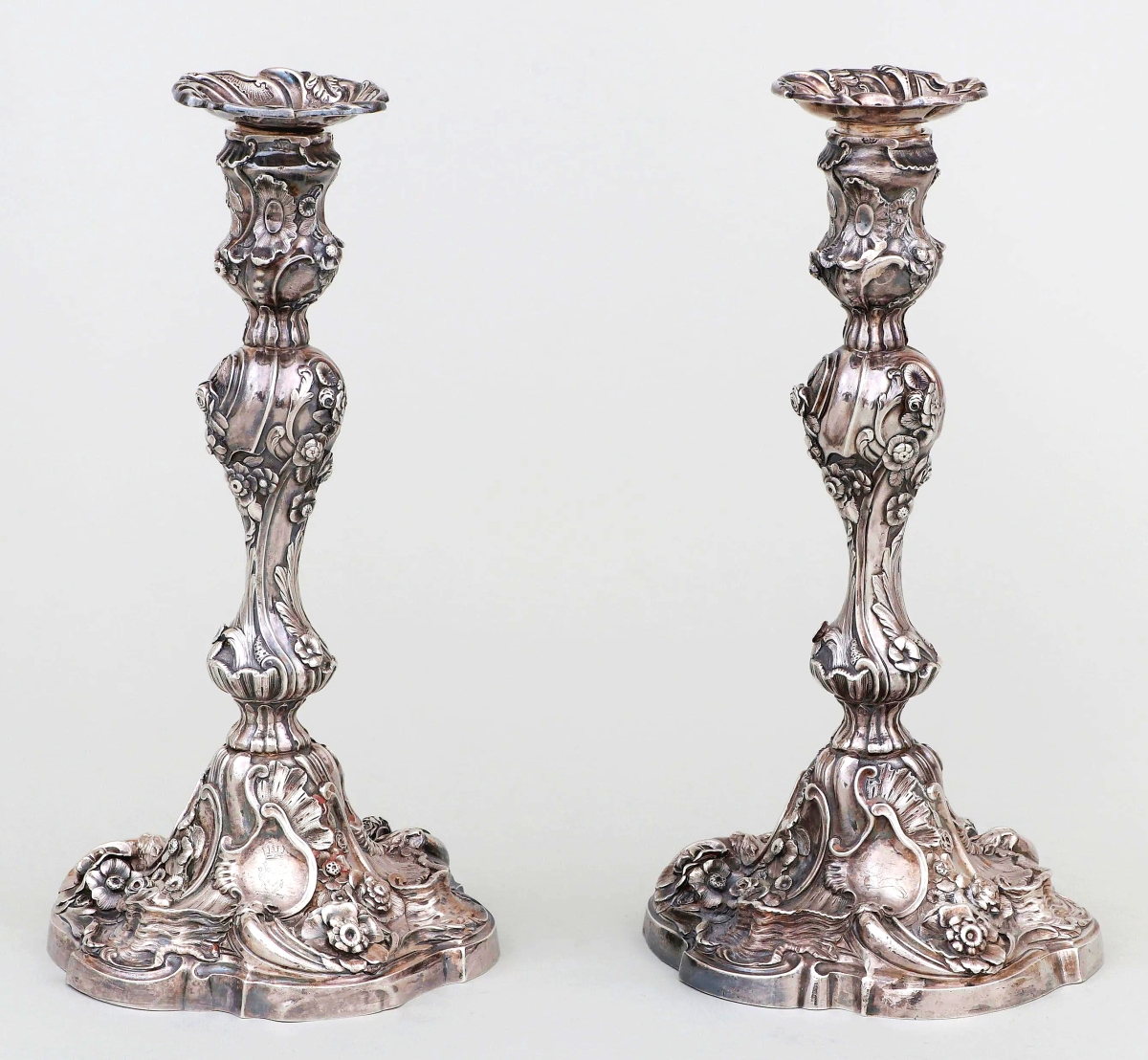 The sale’s top form for any international maker came with this pair of candlesticks by Dublin silversmith Robert Calderwood. With impressive decoration, the duo went out at $30,000. Williams noted a matched pair at the National Museum of Ireland. These were once in the collection of Mae Cadwell Manwaring Plant Hayward (1877-1956), wife of banker-industrialist John E. Rovensky.