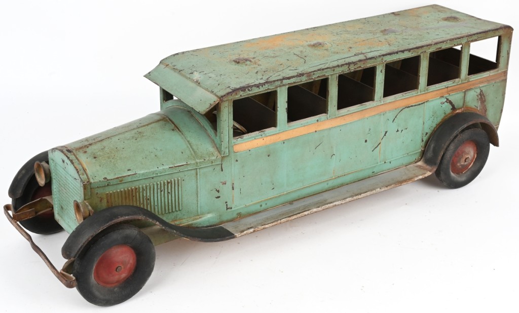 Said to be very rare and hard to find, this 1926 Turner pressed steel bus found a buyer at $5,520. With a six-window body, full running boards, front bumper and headlights, it sported original light blue paint with a gold stripe and was 28½ inches long.