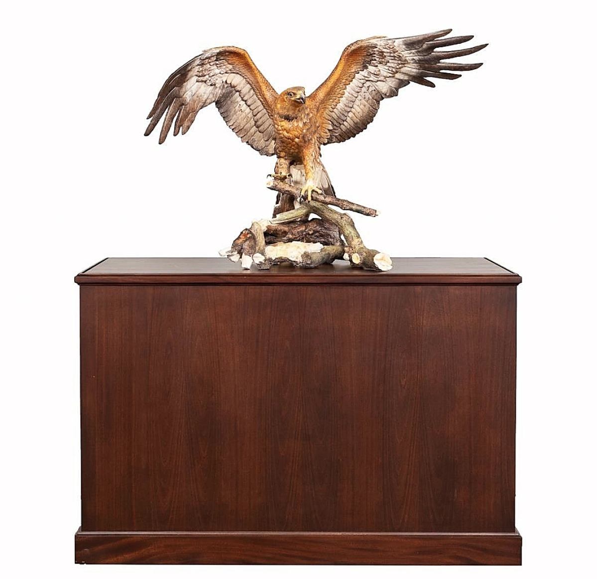 The lifesize birds done in extraordinary detail by Boehm (American, founded 1953) are extremely fragile and rarely survive in perfectly intact condition; this cased Golden Eagle porcelain bisque figure had a small restoration to one wing and brought $7,865. It will be flying — very slowly and carefully — to its new home in North Carolina ($4/6,000).