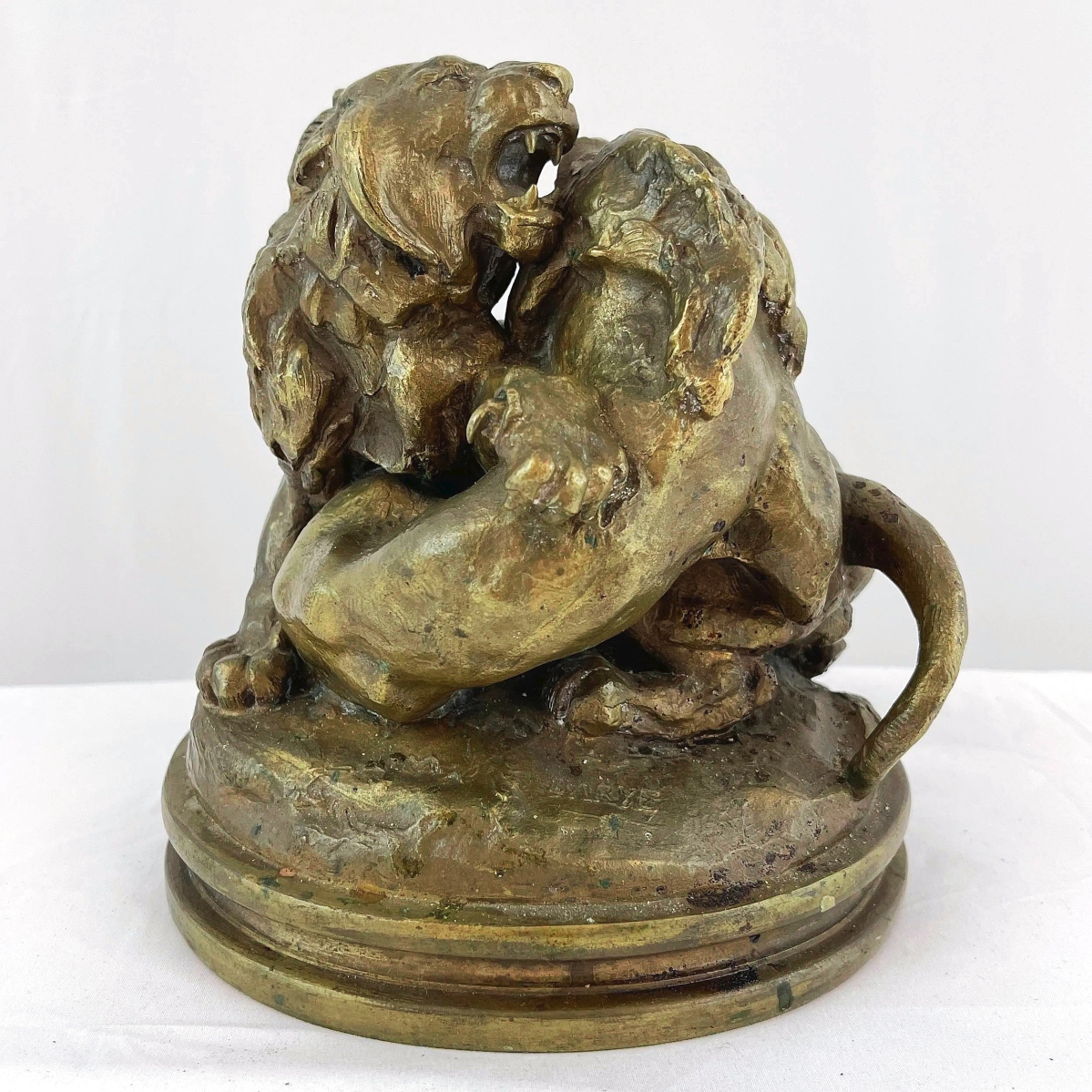 Rising well above its $400 high estimate to bring $5,400 was Antoine Barye’s bronze, “Deux Jeunes Lions,” depicting lions in combat. It measured 8 inches tall. The Brooklyn Museum has an example in its collection.