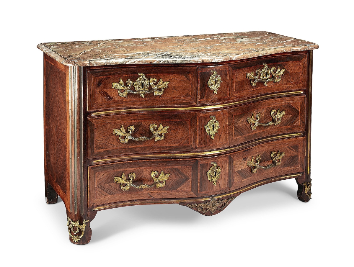 Leading offerings of Continental furniture was this Regence kingwood parquetry serpentine commode by Jean-Charles Saunier, who was designated maître in 1743. It brought $6,900 from a UK dealer.