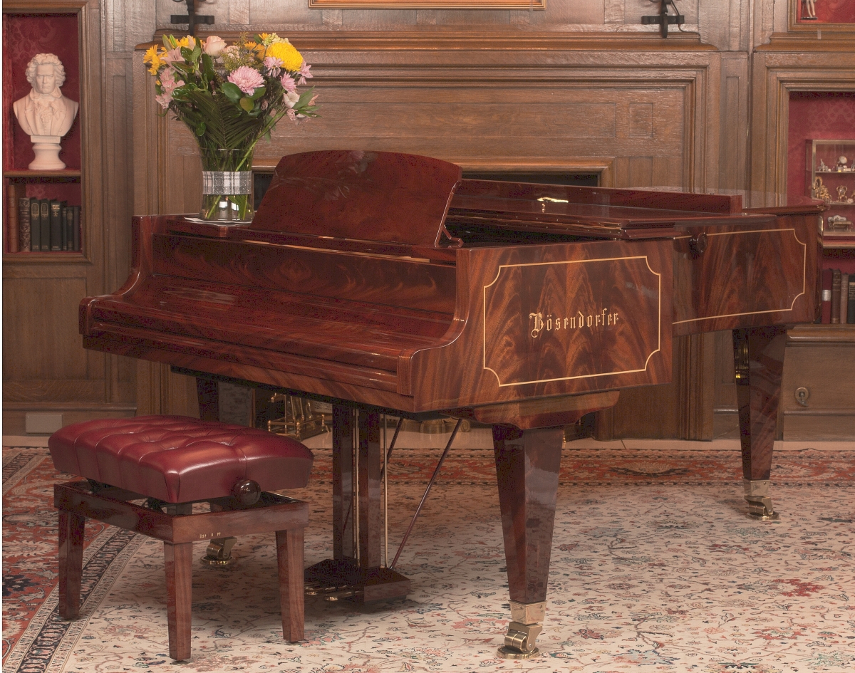 “That was an amazing piano and one of the finest instruments I’ve ever played,” Carolyn Mani said of this circa 2000 Bosendorfer model 225 mahogany and pearwood inlaid 92-key grand piano. It sold to an East Coast paintings collector, making a cross-category purchase, for $50,000.