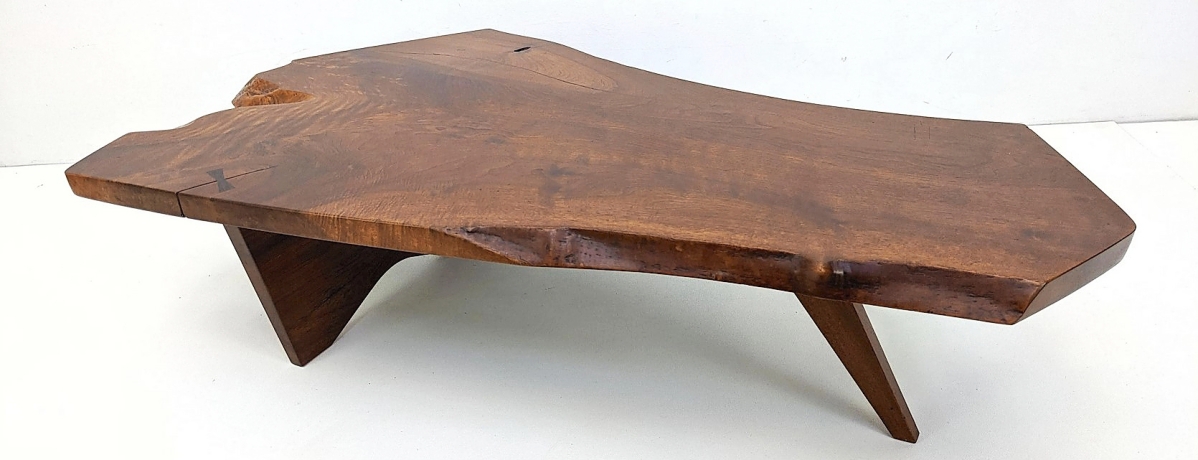 An iconic form, it was perhaps unsurprising that George Nakashima’s single slab-top coffee table, made from English walnut with his trademark butterfly joint, did so well. It was the top-selling Nakashima work from the nearly 50-piece collection of Katherine Mezger. A buyer in Europe, bidding on the phone, took this to $28,125 ($ /000).