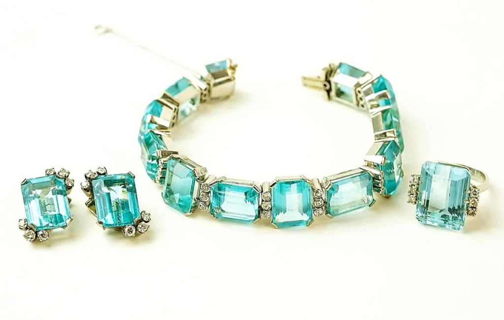 Iris Love’s jewelry was led by a $10,030 result for an aquamarine and diamond five-piece set in 18K white gold.