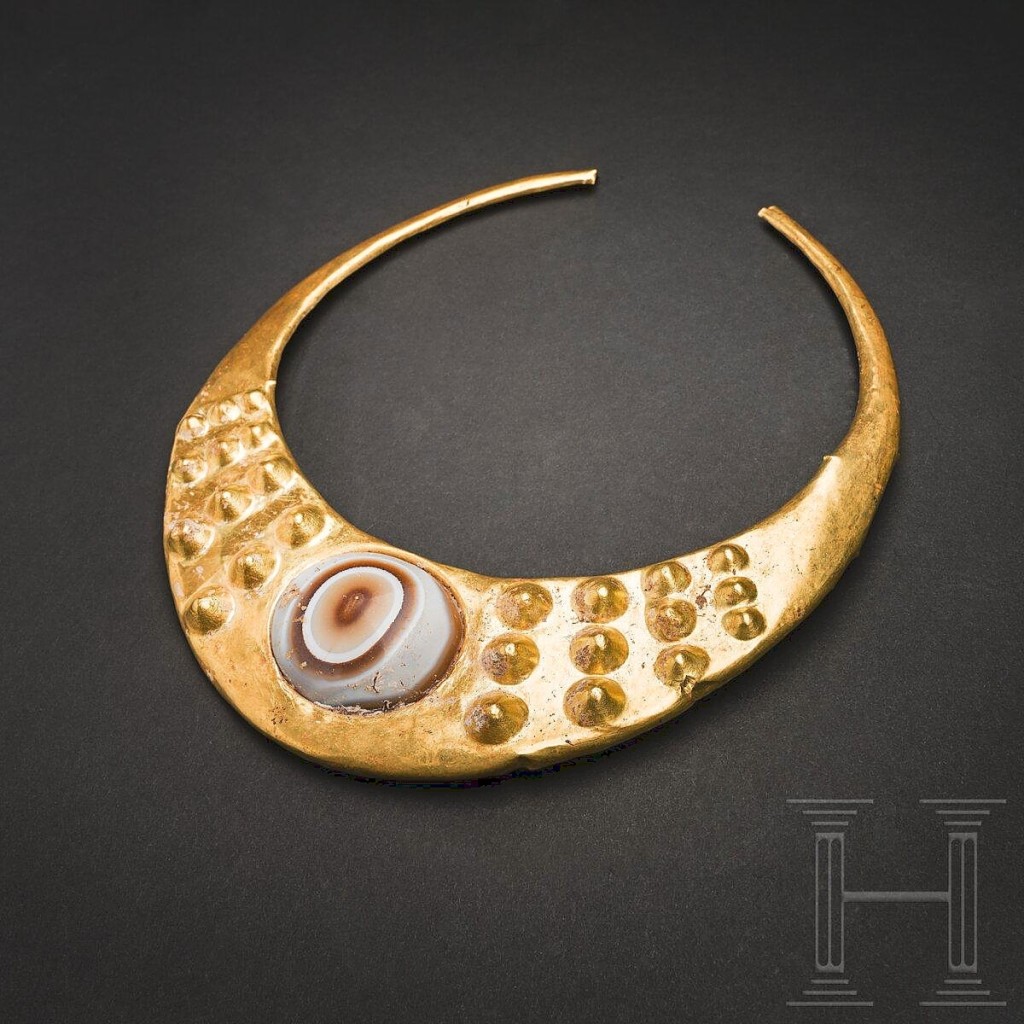 This Elamite golden necklace, Second Millennium BCE, got the first day of sales off to a strong start at $147,000. Made of sheet gold and centering an oval brown and white agate, it measured 8½ inches in length.