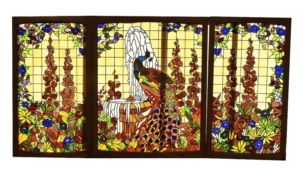Drawing the interest of San Francisco history buffs, the “Peacock window” from Bardelli’s restaurant comprising three glass panels commanded $19,200.