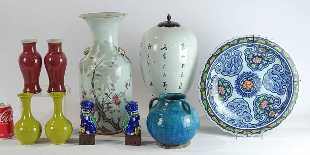 For $1,200, this ten-piece lot of Asian ceramics, which included a 17½-inch vase, a 14½-inch charger and a pair of foo dogs, exponentially multiplied its $50/100 estimate.