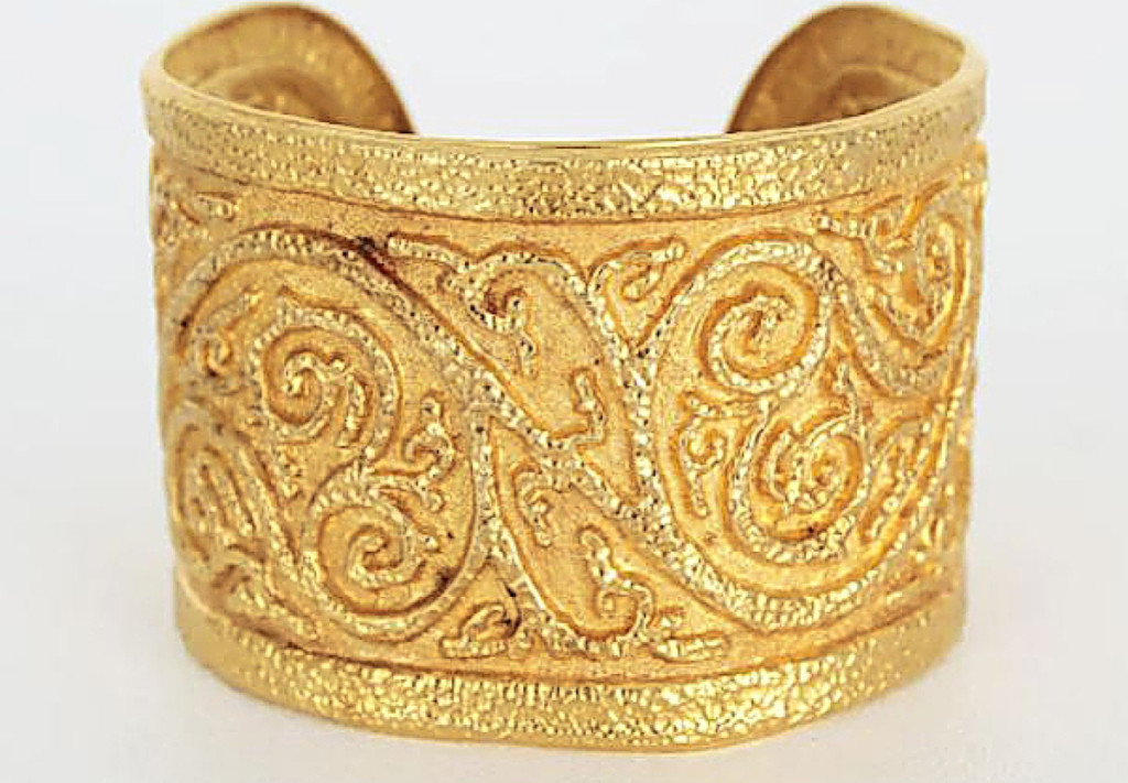 Este brazalete tipo esclava de oro de 22 qt de Ilias Lalaounis encontró un comprador por $5580.