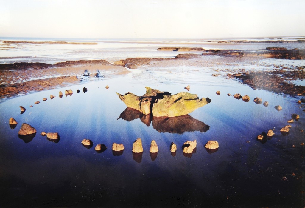 Seahenge at the time of excavation, Holme Beach, North Norfolk, 1999. ©Wendy George.