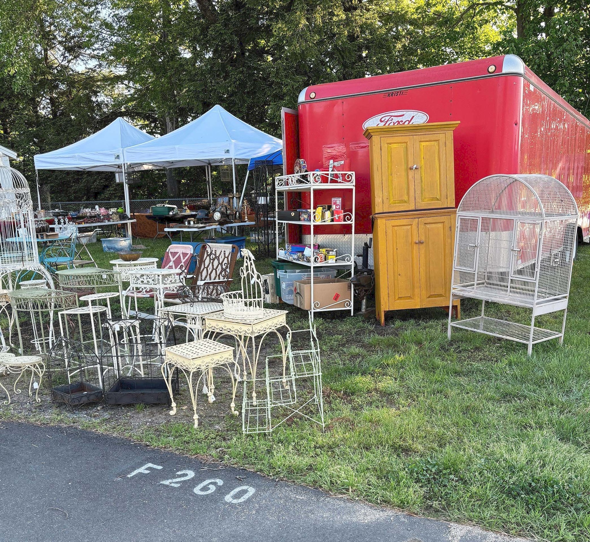 Brimfield North Draws Hundreds Of Exhibitors & Thousands Of Shoppers Antiques And The Arts
