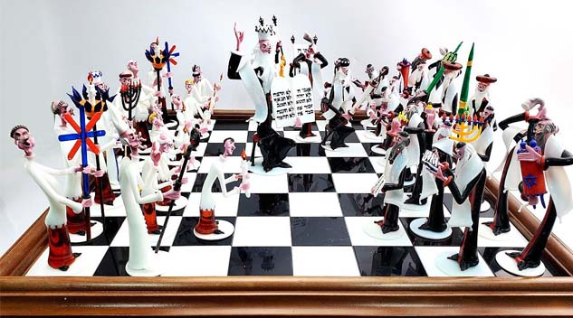 Murano Glass Chess Set Blows Away Competition At World Auction Gallery - Antiques And The Arts Weekly
